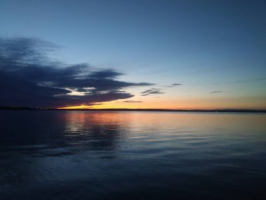 Nehirde güzel bir gün doğumu