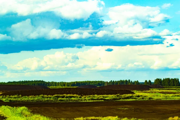 フィールドのぼかしの背景で泥炭鉱業 — ストック写真