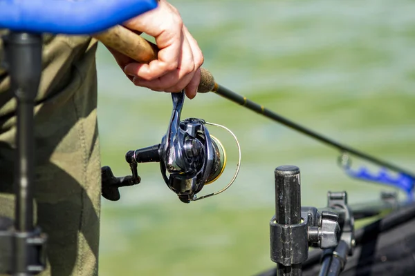 Pescador Con Caña Pescar Lago —  Fotos de Stock