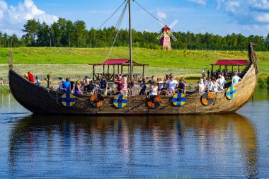 insanlar Belarus sula park müzesinde bir teknede yüzmek 06 08 2019