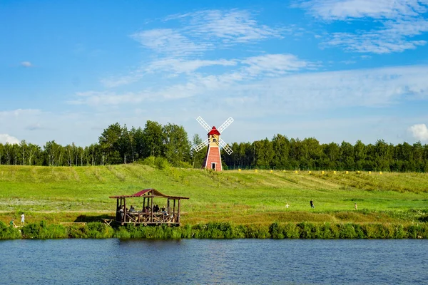 Personnes Dans Grand Belvédère Pour Détendre Sur Lac Dans Parc — Photo