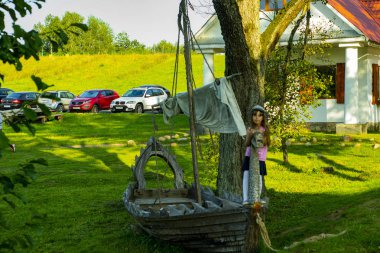 çocuk Belarus sula park müzesinde bir teknede yürüyor 06 08 2019