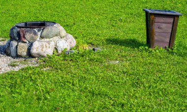 parkta taş şenlik ateşi