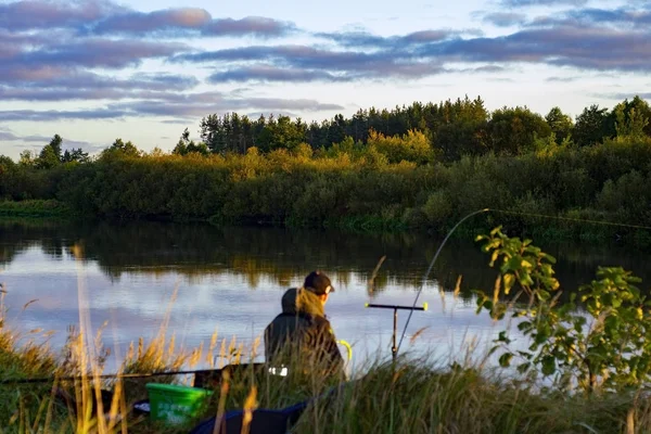 Pescatore All Alba Nella Nebbia Sul Fiume — Foto Stock