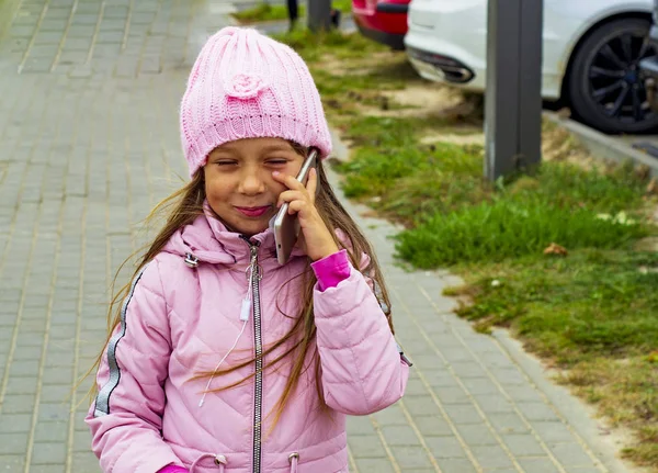 Menina Brincando Com Telefone Celular Novas Tecnologias Digitais Nas Mãos — Fotografia de Stock