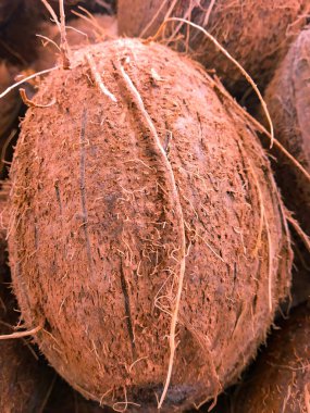 Hindistan cevizi yığını bir sepet içinde birlikte yığılmış