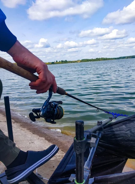 Pêcheur Avec Canne Pêche Sur Lac — Photo