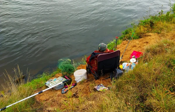 Pêcheur Assis Sur Une Chaise Avec Une Canne Pêche Dans — Photo