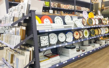 Belarus 'taki Minsk şehrinde 20 Eylül 2019' da inşaat ve ev aletleri mağazası.