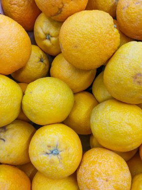 Raflarda parlak turuncu taze portakallar