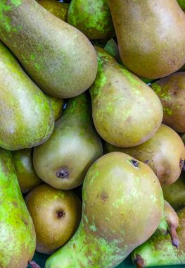 Mağaza raflarında taze armut