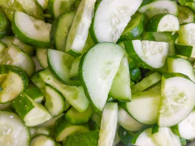 Taze salatalık dilimlenmiş salata.