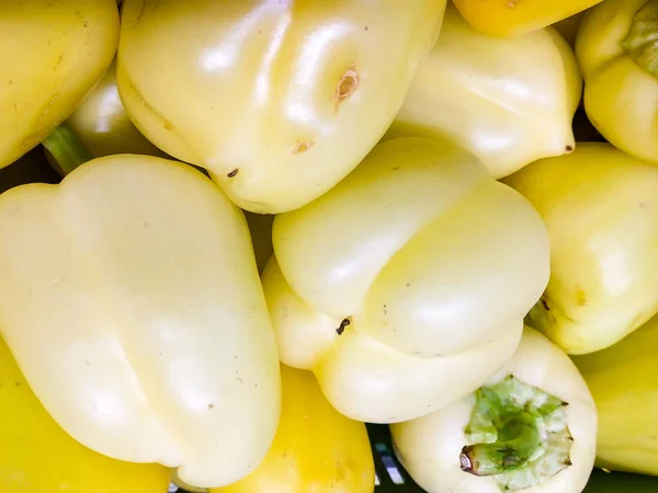 Tumpukan Besar Paprika Kuning Rak Toko — Stok Foto