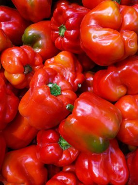 Raflarda büyük bir sarı biber yığını