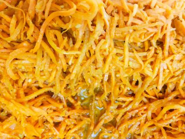 Baharatlı Kore havuçları fıçıda pişiyor.