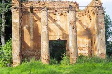 büyük eski terk edilmiş tuğla bina