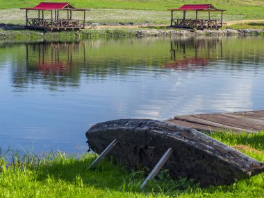 Eski ahşap balıkçı teknesi göl tarafından terk edilmiş.