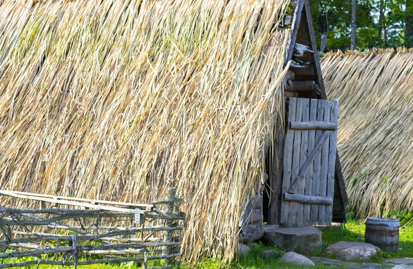 Reetgedeckte Dachhütte Mit Holzzaun Fluss — Stockfoto