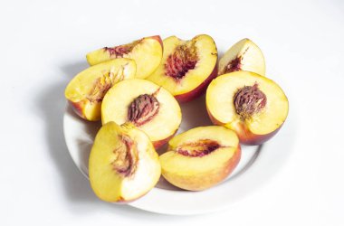 Beyaz arka planda olgun şeftaliler