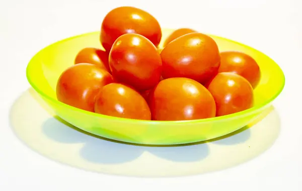 白い背景のプレートの上の新鮮なトマトは — ストック写真