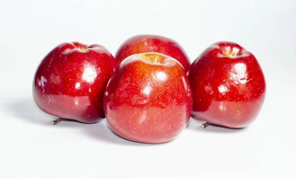 Frische Große Rote Äpfel Auf Weißem Hintergrund — Stockfoto