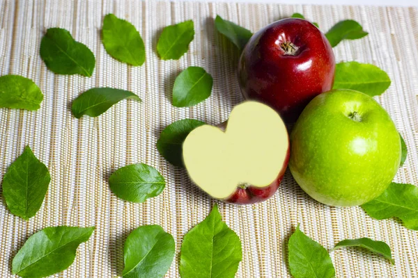 Hintergrund Von Äpfeln Und Grünen Blättern — Stockfoto