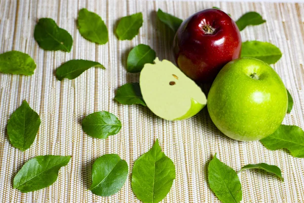 Hintergrund Von Äpfeln Und Grünen Blättern — Stockfoto