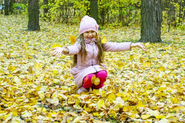 Uma Menina Joga Outono Natureza Com Folhas Caídas Para Andar — Fotografia de Stock