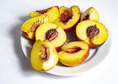 Beyaz arka planda taze şeftaliler izole edildi.