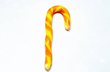 Noel şekeri, renkli çubuk şeker. Beyaz arkaplanda lolipop izole edildi.