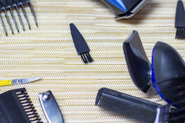 Beyaz arka planda kuaför aksesuarları olan bir kompozisyon. Metin için boşluk