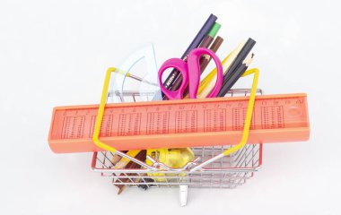 Okul eşyalarıyla dolu bir sepet, beyaz arka planda izole edilmiş.