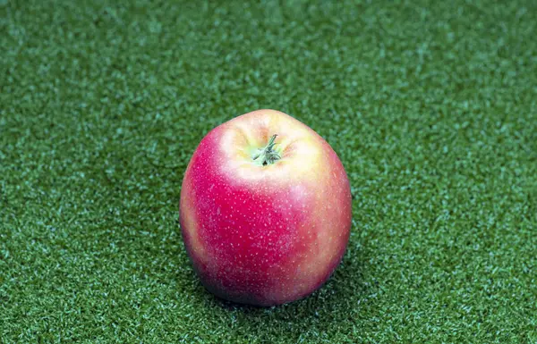 Manzanas Rojas Aisladas Sobre Fondo Verde — Foto de Stock