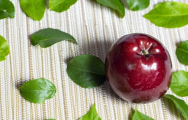 Verse Rode Appels Met Groene Bladeren Een Witte Achtergrond — Stockfoto