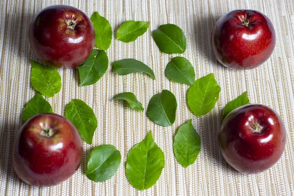 Frische Rote Äpfel Mit Grünen Blättern Auf Weißem Hintergrund — Stockfoto