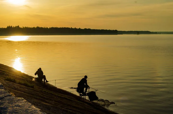Dois Pescadores Lago Pescam Forma Esportiva — Fotografia de Stock