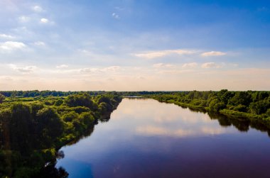 Nehirlerin ve ormanların kıyı boyunca manzarası, üst manzara