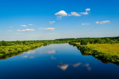 Nehirlerin ve ormanların kıyı boyunca manzarası, üst manzara