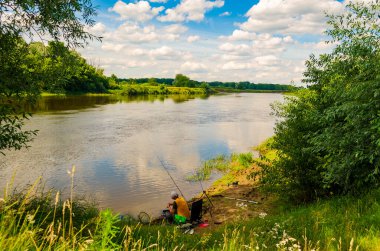Bir balıkçı, 18 Haziran 2020 'de Belarus' taki Dinyeper nehrinde balık yakalar.