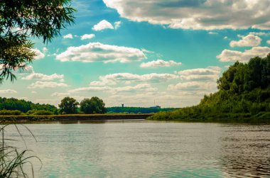 Adalar ve bulutlarla dolu nehir manzarası