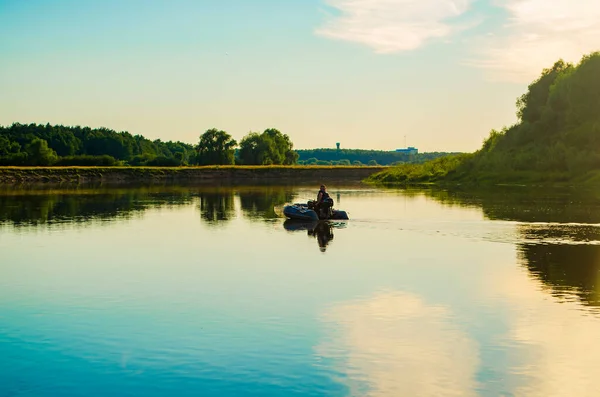 Pescatori Pescano Pesce Una Barca Sul Fiume Dnieper Bielorussia Luglio — Foto Stock