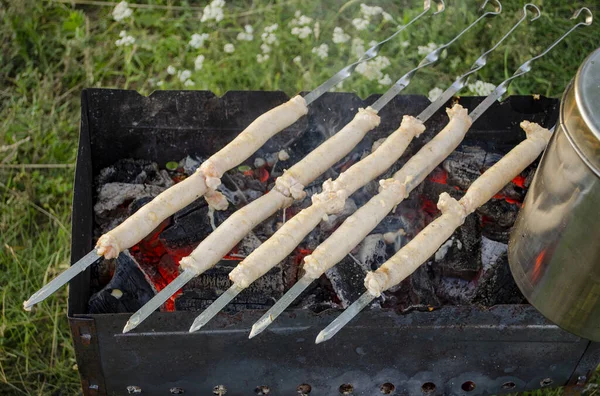 焼き肉のソーセージ煙が肉を通り — ストック写真