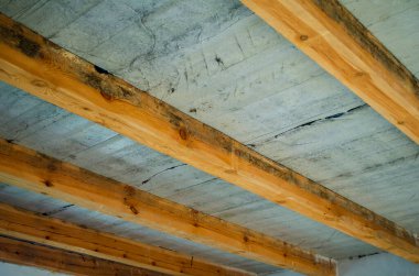 İkinci kata erişimi olan tavan kirişleri