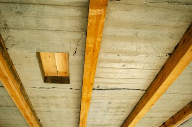 İkinci kata erişimi olan tavan kirişleri