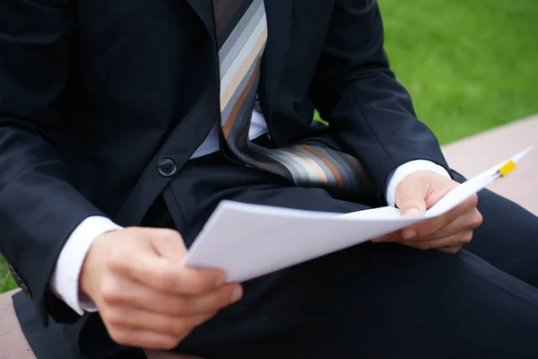 Finansal Değerlendirme - İş adamı grafikleri inceliyor