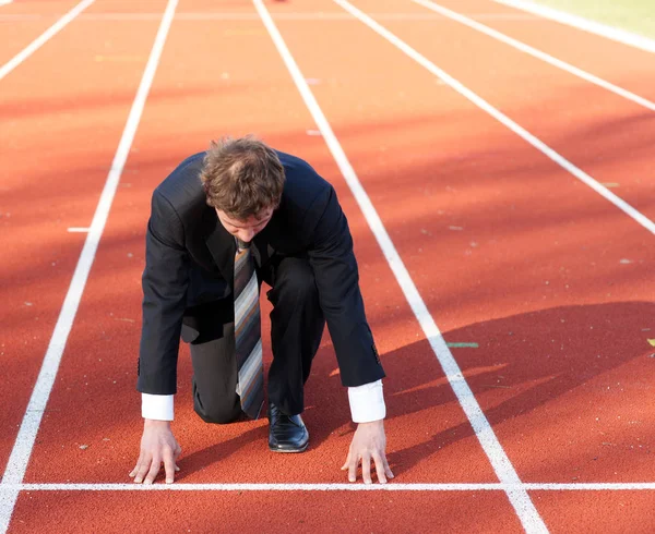 Homem Negócios Espera Sinal Início Para Correr Pista Corrida Competição — Fotografia de Stock