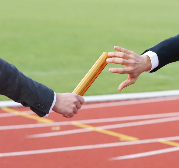 Geschäftsmann Reicht Goldenen Staffelstab Weiter — Stockfoto