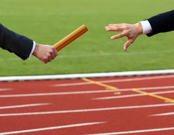 Geschäftsmann Reicht Goldenen Staffelstab Weiter — Stockfoto