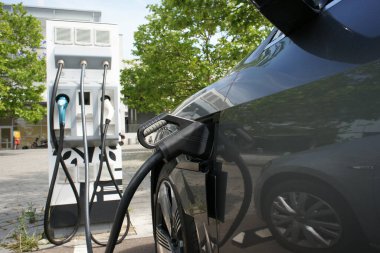 Şarj istasyonuna yakın çekimde elektrikli araba