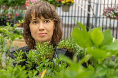 Bahçe merkezinde alışveriş kadın